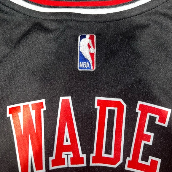 Authentic Dwayne Wade Chicago Bulls Alternate Jersey - Picture 5 of 5